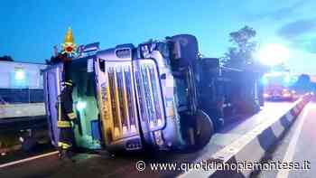 Un Tir si è ribaltato sulla tangenziale di Vercelli - Quotidiano Piemontese