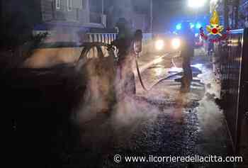 Attimi di paura a Minturno, auto prende fuoco nella notte (FOTO) - Il Corriere della Città
