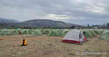 Personnel battling Keremeos Creek wildfire camping at Oliver, B.C. airport - Global News