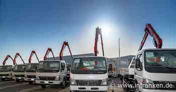 Staatsstraße 2276 bei Stegaurach: Lkw-Fahrer vergisst Kran einzufahren - und bleibt an Brücke hängen