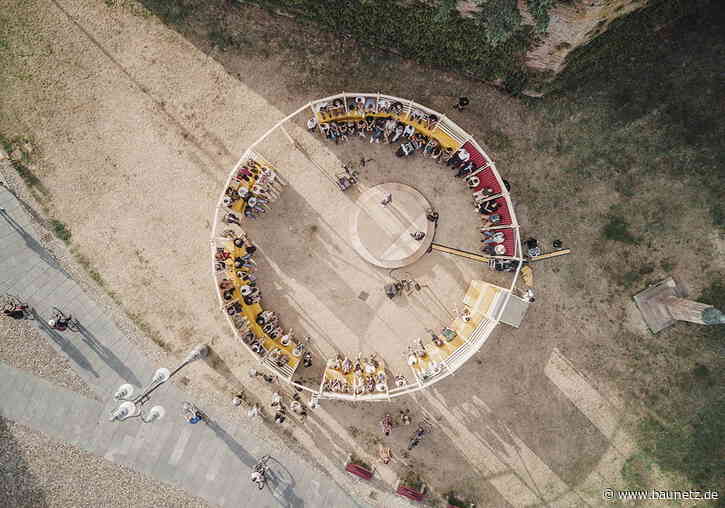 Minimalistische Sommer-Arena - Temporärer Pavillon in Luga von Orizzontale