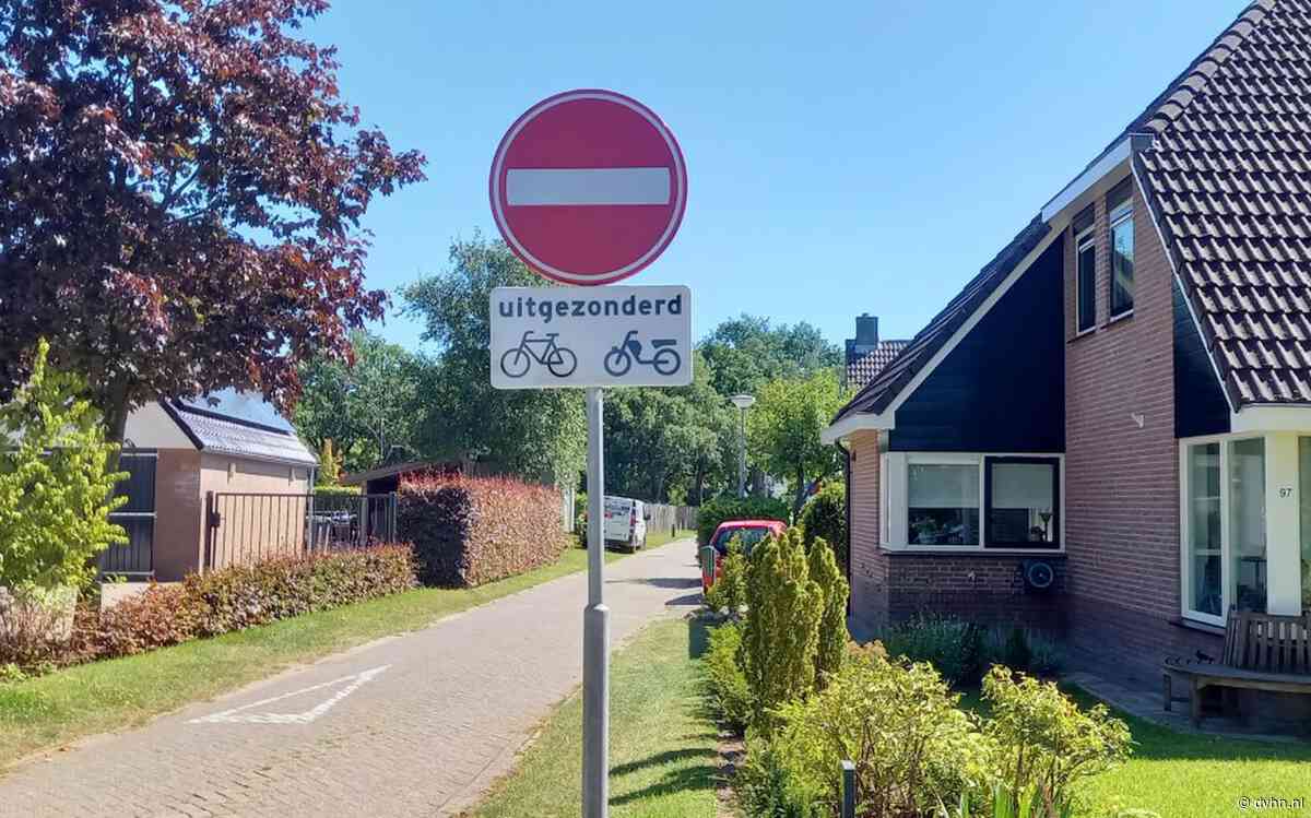 Emmen overstag: toch eenrichtingsverkeer bij de vrije school in Noordbarge. 'Een goede stap vooruit, nu ook nog parkeerverbod' - Dagblad van het Noorden