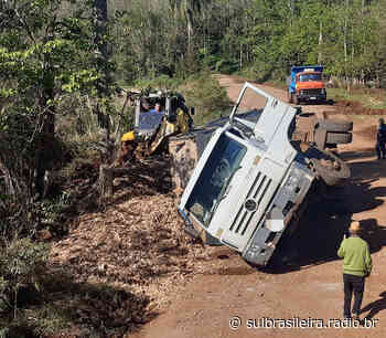 Caminhão tomba na Linha Iriapira interior de Panambi - Rádio Sulbrasileira