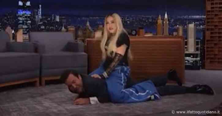 Madonna senza freni al Tonight Show: prima “schiaffeggia” il conduttore Jimmy Fallon poi lo “cavalca”