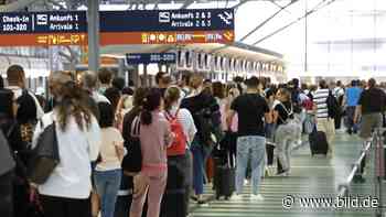 Lange Schlangen: Polizei verstärkt Personal am Flughafen Köln/Bonn - BILD