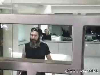 "Voglio i miei soldi". Uomo armato prende una banca in ostaggio