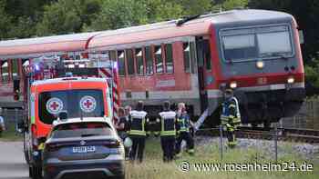Frau in Trostberg von Regionalbahn erfasst und schwer verletzt – „Christoph 14“ im Einsatz