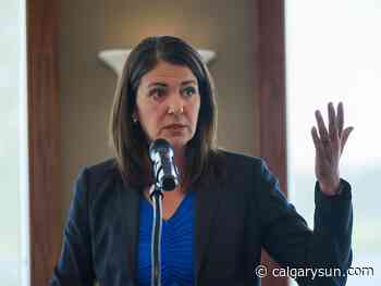 Danielle Smith Chestermere rally draws large Tuesday afternoon crowd - Calgary Sun