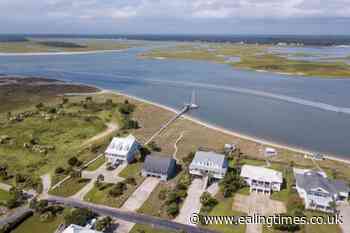 Umbrella swept by wind kills woman at South Carolina beach - Ealing Times