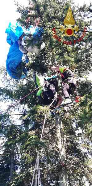 Prato Nevoso, finisce con il parapendio su un pino: ragazza tratta in salvo dai Vigili del Fuoco - TargatoCn.it