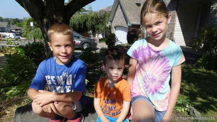 Ambitious siblings set up shop to sell handmade bracelets in Abby neighbourhood