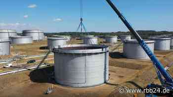 PCK-Raffinerie Schwedt: Erdöllagertank bekommt neuartigen Deckel verpasst - rbb24