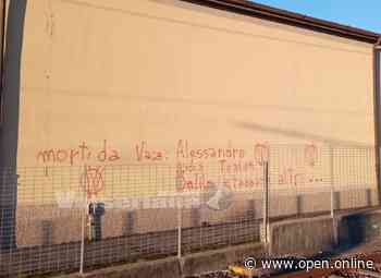 Scritte No vax al cimitero di Nembro. Il sindaco: «Frasi deliranti che oltraggiano i nostri morti» - Open