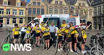 Acht jongeren van de Zonnewende in Veurne fietsen naar Parijs - VRT NWS