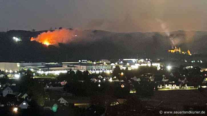 Waldbrand in Attendorn: Feuerwehr im Großeinsatz - Unterstützung durch Hubschrauber, Drohnen und Trecker - sauerlandkurier.de