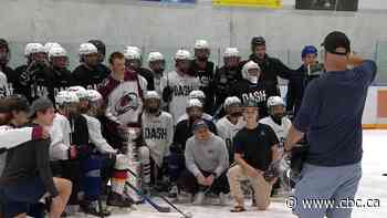 Hundreds line up to spend one minute with Stanley Cup