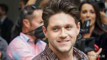 Niall Horan and Lewis Capaldi go busking in Dublin - RTE.ie