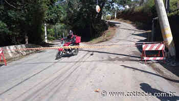 Trecho de estrada em Cotia é interditado após poste apresentar risco de queda - Cotia e Cia