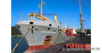 Porto de Imbituba recebe primeira importação de coque calcinado; desembarque de 6,6 mil toneladas abre nova movimentação na instituição - Portal AHora