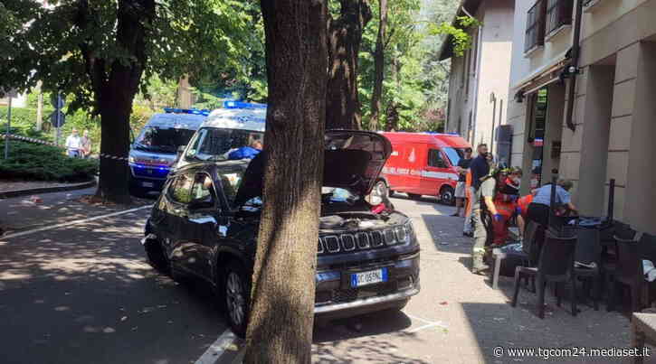 Giussano (Monza), auto finisce sui tavolini di un bar: 7 feriti - TGCOM