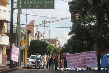 Comerciantes ambulantes bloquean avenidas en Cuernavaca - La Jornada