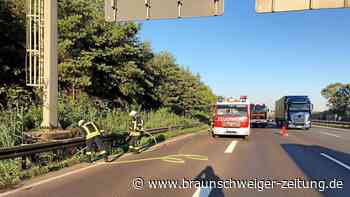 Böschungsbrand an der A2 im Kreis Helmstedt: Feuerwehr im Einsatz