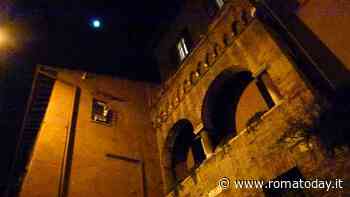 Trastevere medievale di sera: case, torri e dimore signorili