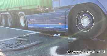A17 bij Moerdijk richting Dordrecht tijdelijk dicht door olie en diesel op de weg, asfalt is vervangen - BN DeStem