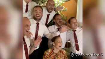 Jennifer Lopez a Capri, al ristorante le cantano «That's amore» - Corriere TV