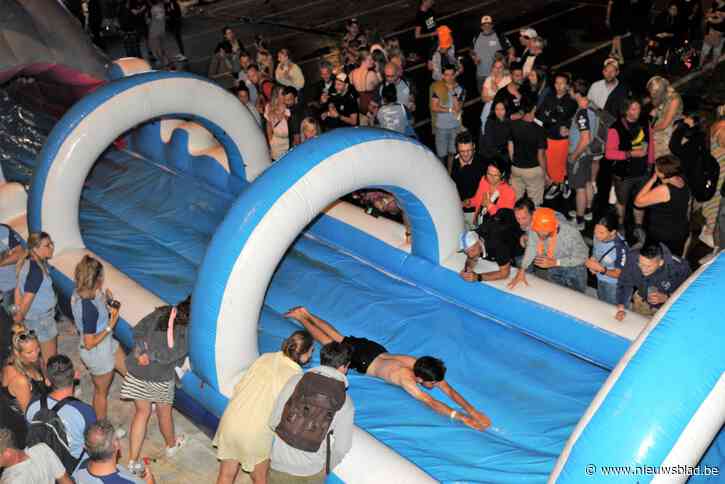 Traditie op de Lokerse feesten: buikschuivers glijden over de Grote Kaai