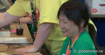 As Edmonton Fringe Festival gets underway, woman explains why she travels from U.S. to volunteer - Global News