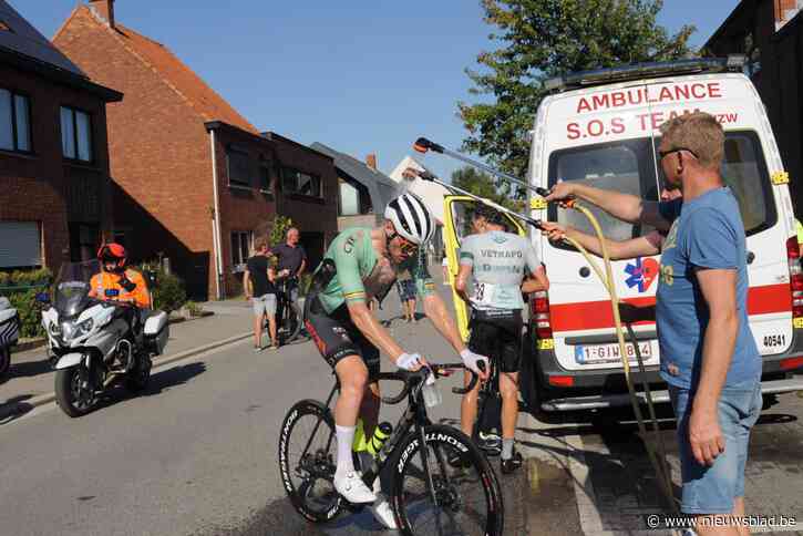 Echte Flandriens: wielrenners proberen het hoofd koel te houden met frisse douche