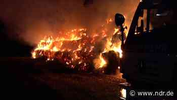 Feldbrand im Kreis Cloppenburg: 250 Strohballen in Flammen - NDR.de