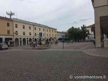 Giocano a palla in piazza a Viadana nonostante il divieto: “Incivili come i genitori” - La Voce di Mantova