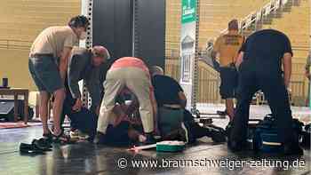 Angriff auf offener Bühne - Salman Rushdie am Hals verletzt