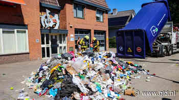 112-nieuws: gewonde na frontale botsing op boom • enorme berg afval op de stoep - Omroep Gelderland