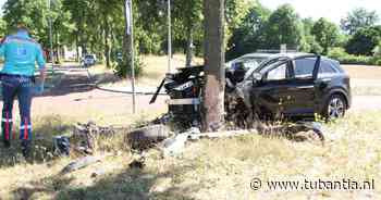 Auto knalt op boom in Nijverdal, bestuurder met spoed naar ziekenhuis - Tubantia