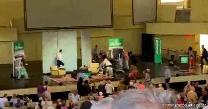 Salman Rushdie aggredito a New York, l’agitazione del pubblico e i soccorsi sul palco: le prime immagini dai social