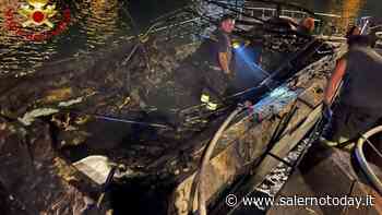 Incendio al porto di Agropoli nella notte: a fuoco un'imbarcazione ormeggiata, salvata una famiglia - SalernoToday