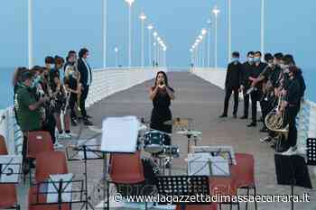 Concerto all'alba sul pontile di Marina di Massa - La Gazzetta di Massa e Carrara