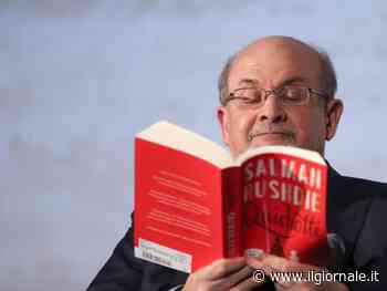 "Indossava una mascherina nera, l'ha colpito più volte". L'attacco choc a Salman Rushdie