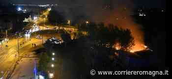 Rimini, incendio nella notte all'ex campeggio VIDEO - CorriereRomagna