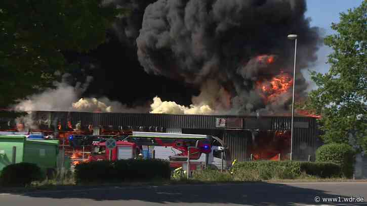 Großbrand in Goch: Feuerwehrleute verletzt - WDR Nachrichten