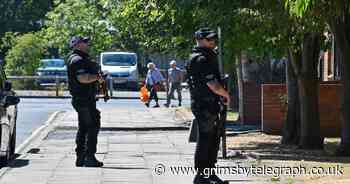 Armed police swarm Grimsby street - Grimsby Live