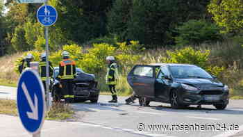 Zwei Personen bei Auffahrunfall mit drei Fahrzeugen auf der St2104 verletzt