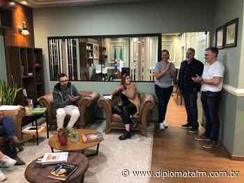 Cônsul Honorário da Itália em Florianópolis, esteve em Brusque em visita ao Instituto Crespi - Diplomata FM