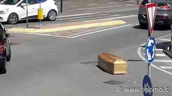 Carro funebre perde la bara La cassa in mezzo alla strada - Cronaca - ilgiorno.it - IL GIORNO