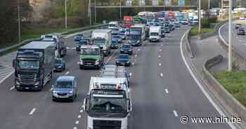 Ongeval op de R1 Ring van Antwerpen richting Nederland ter hoogte van Berchem: invoegstrook versperd - Het Laatste Nieuws