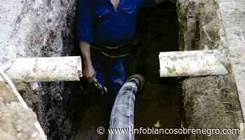 Llevan adelante la reparación de una cañería en Ensenada - Info blanco sobre negro