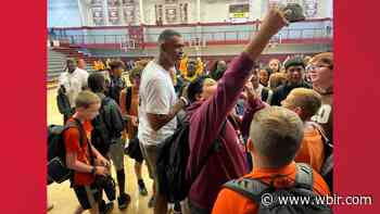 VFL Allan Houston returns to Alcoa to talk to middle schoolers - WBIR.com